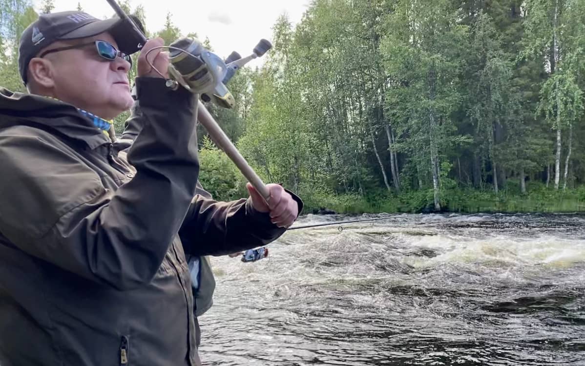 Pasi Kuusela heittää perhoa Kuusamossa.