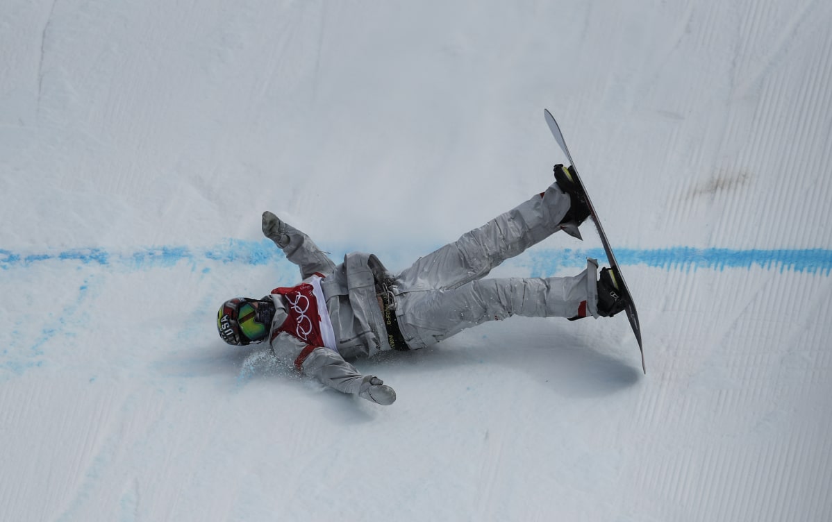 Yhdysvaltalainen Chris Corning kaatuu Korean olympialaisten big air -finaalissa.
