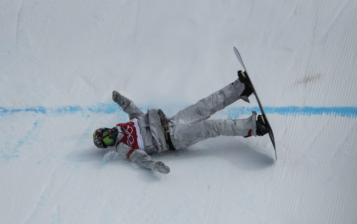Yhdysvaltalainen Chris Corning kaatuu Korean olympialaisten big air -finaalissa.