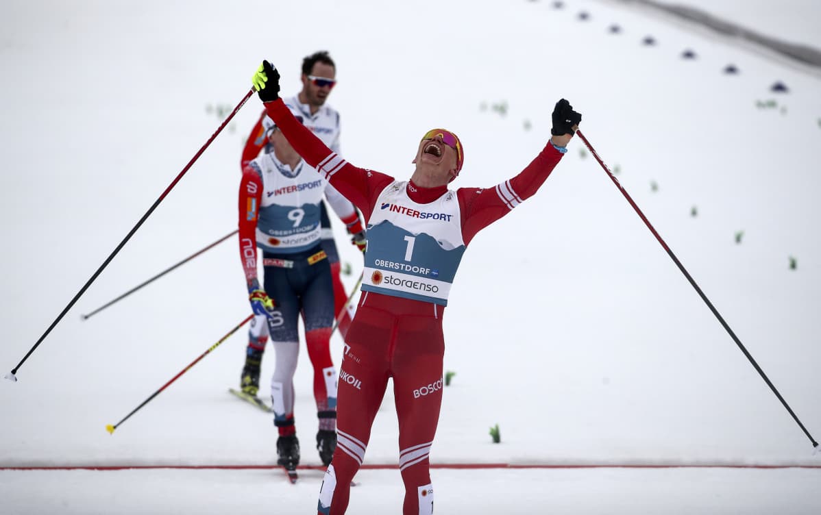 Bolshunov kukisti loppukirissä norjalaiset Simen Hegstad Krügerin ja Hans Christer Holundin.