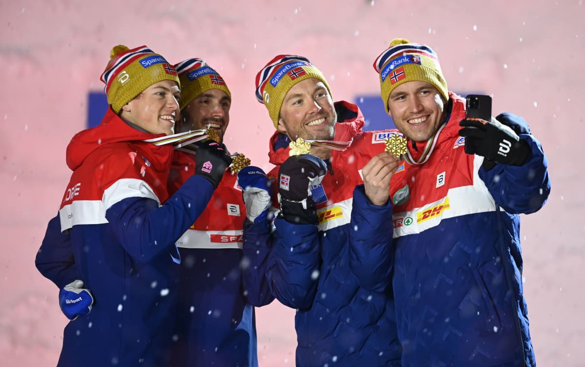 Johannes Hösflot Kläbo, Hans Christer Holund, Emil Iversen ja Pål Golberg voittivat tapahtumarikkaan miesten 4 x 10 kilometrin viestin.