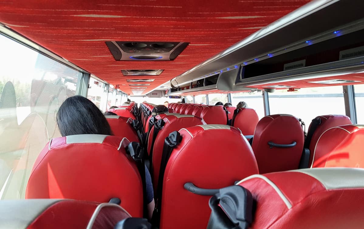 Onnibusin kaksikerrosbussin matkustamo