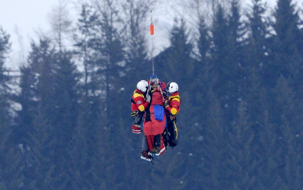 Loukkaantunutta Lindsey Vonnia nostetaan helikopterin kyytiin.