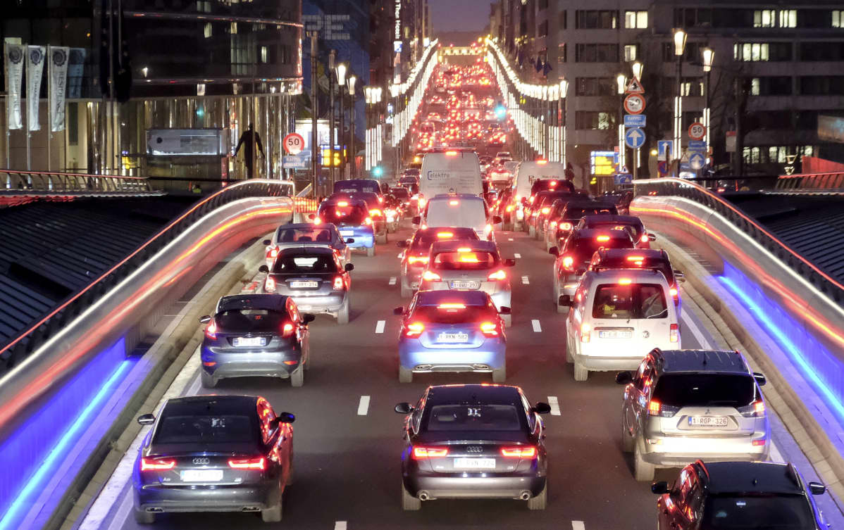 Brysselin saasteista kärsivä Rue de la Loi vie EU-kortteleista kohti keskustaa.