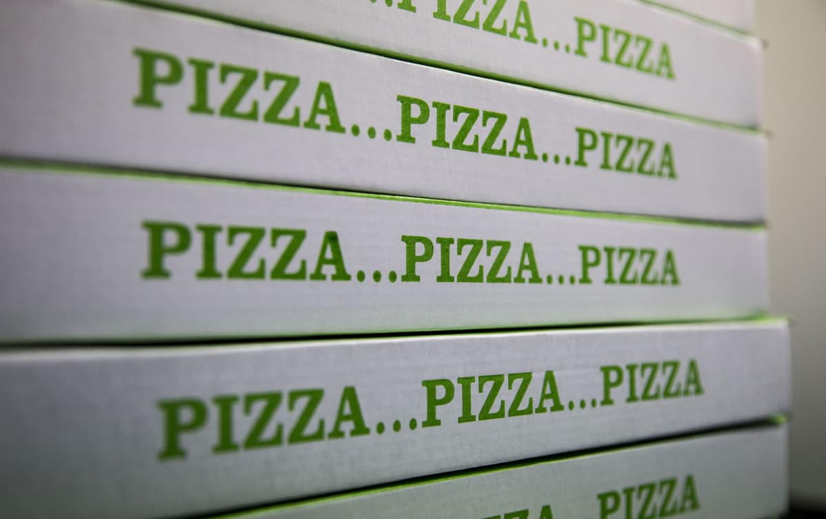 Pizzalaatikoita päällekkäin.