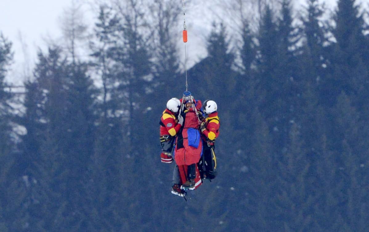Loukkaantunutta Lindsey Vonnia nostetaan helikopterin kyytiin.