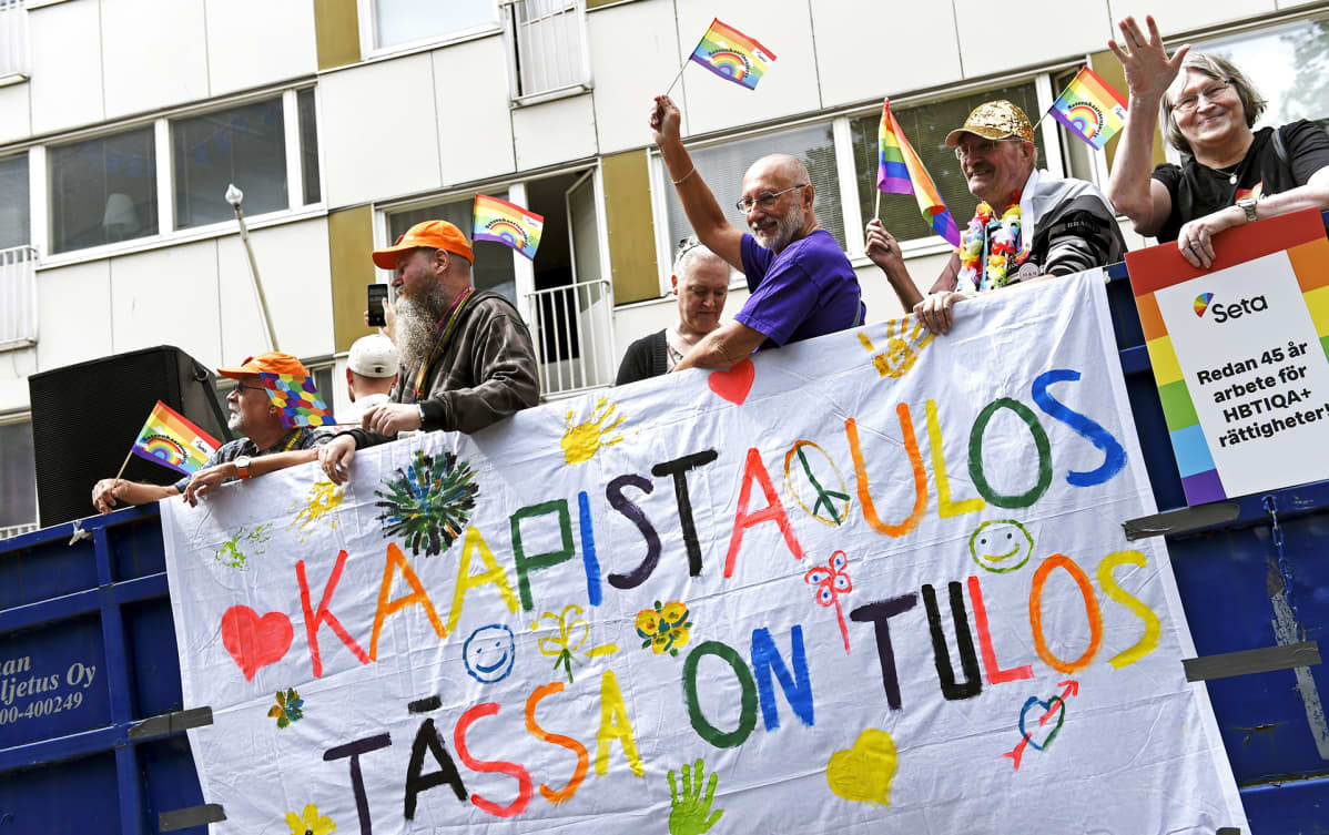 Pride-kulkueen osanottajia.