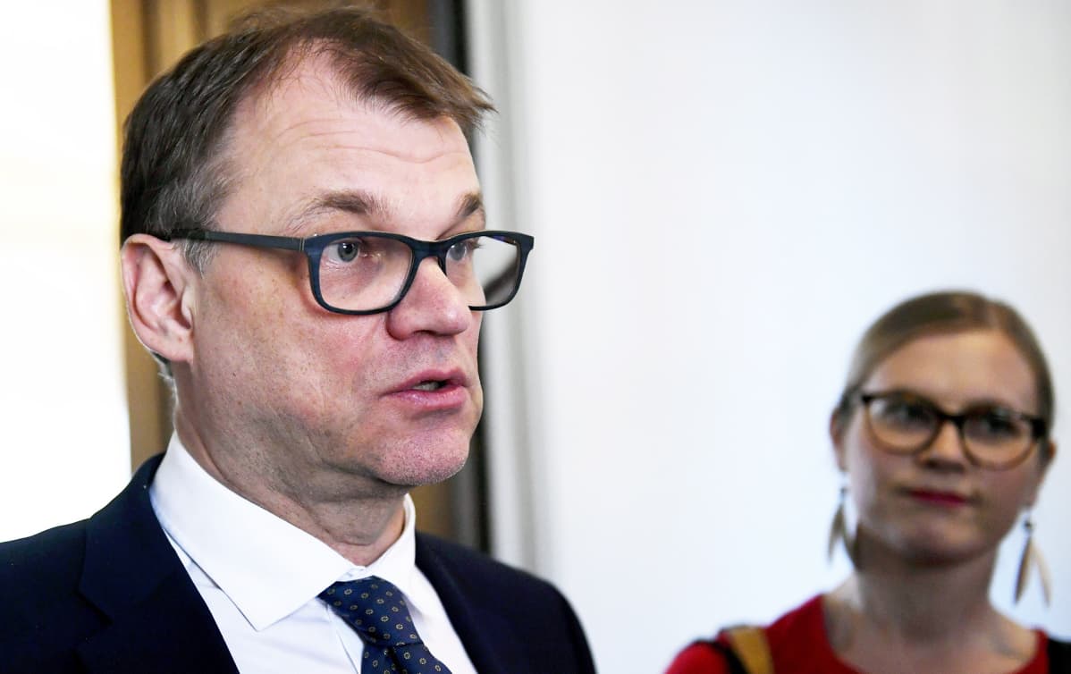Keskustan puheenjohtaja Juha Sipilä ja erityisavustaja Eeva Kärkkäinen ryhmäkokouksen jälkeen eduskunnassa