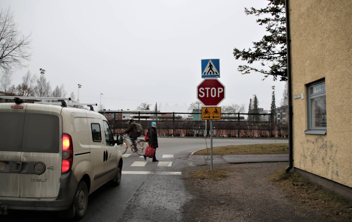 STOP-merkki eli pakollinen pysähtyminen
