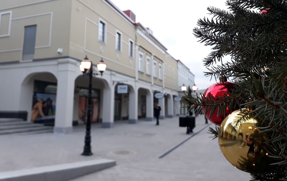 Joulukuusi ja sen palloja Zsar-ostoskylän kadulla.