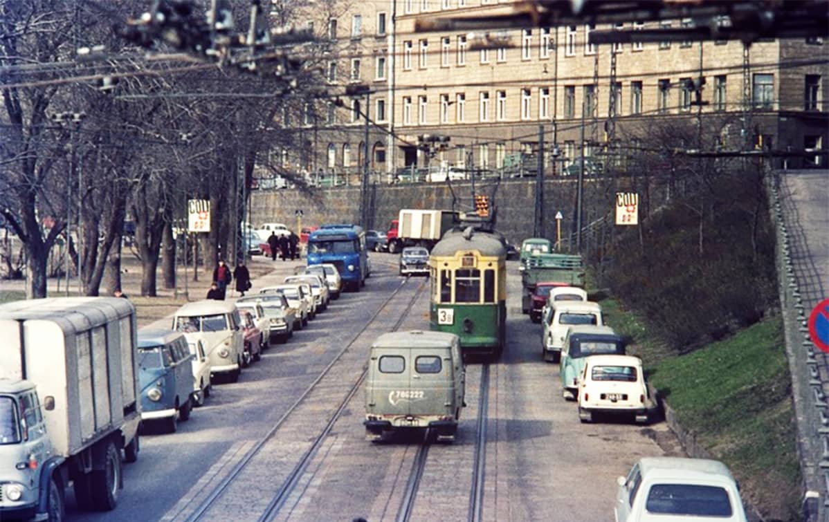 Liikennettä Laivurinkadulla Punavuoressa 1960-luvun lopulla.