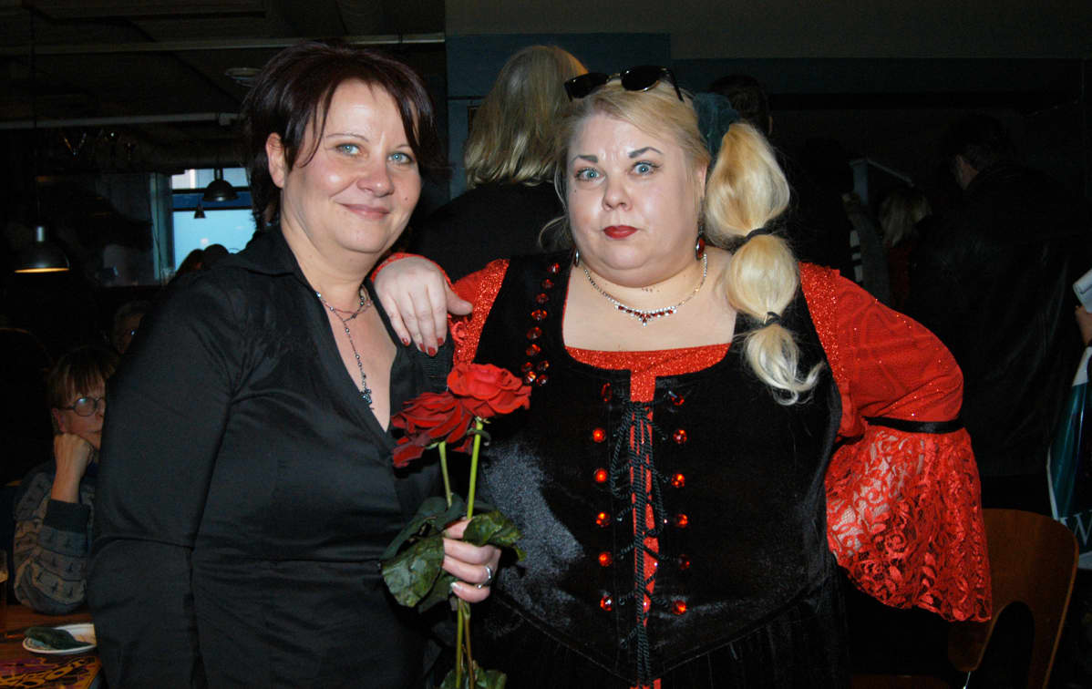 Anne Taskinen l. Heinäsirkka (oik) ja Arja Aho Rockin korkeat korot -kirjan julkaisutilaisuudessa Tavastialla.