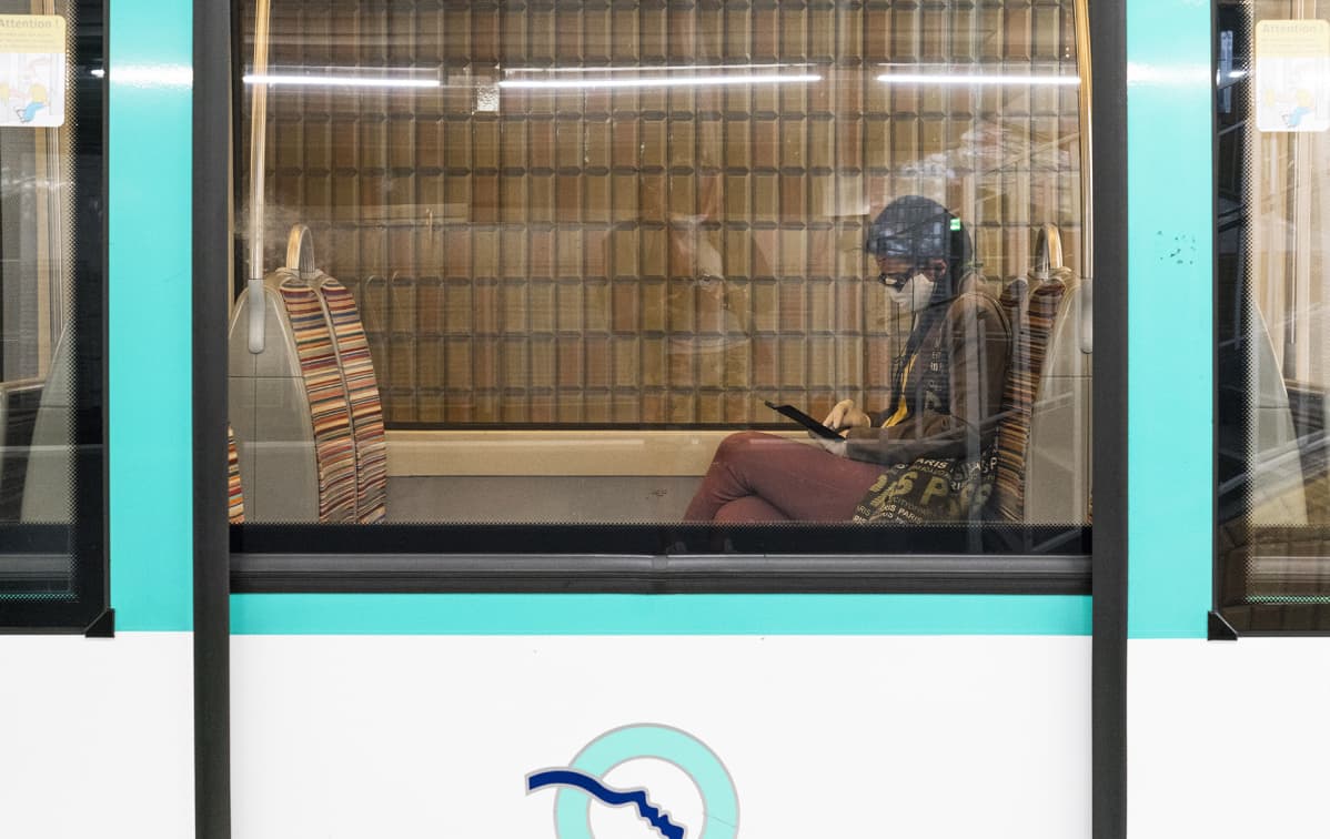 Turvavälejä noudatettiin kuuliaisesti Pariisin metrossa maanantaina
