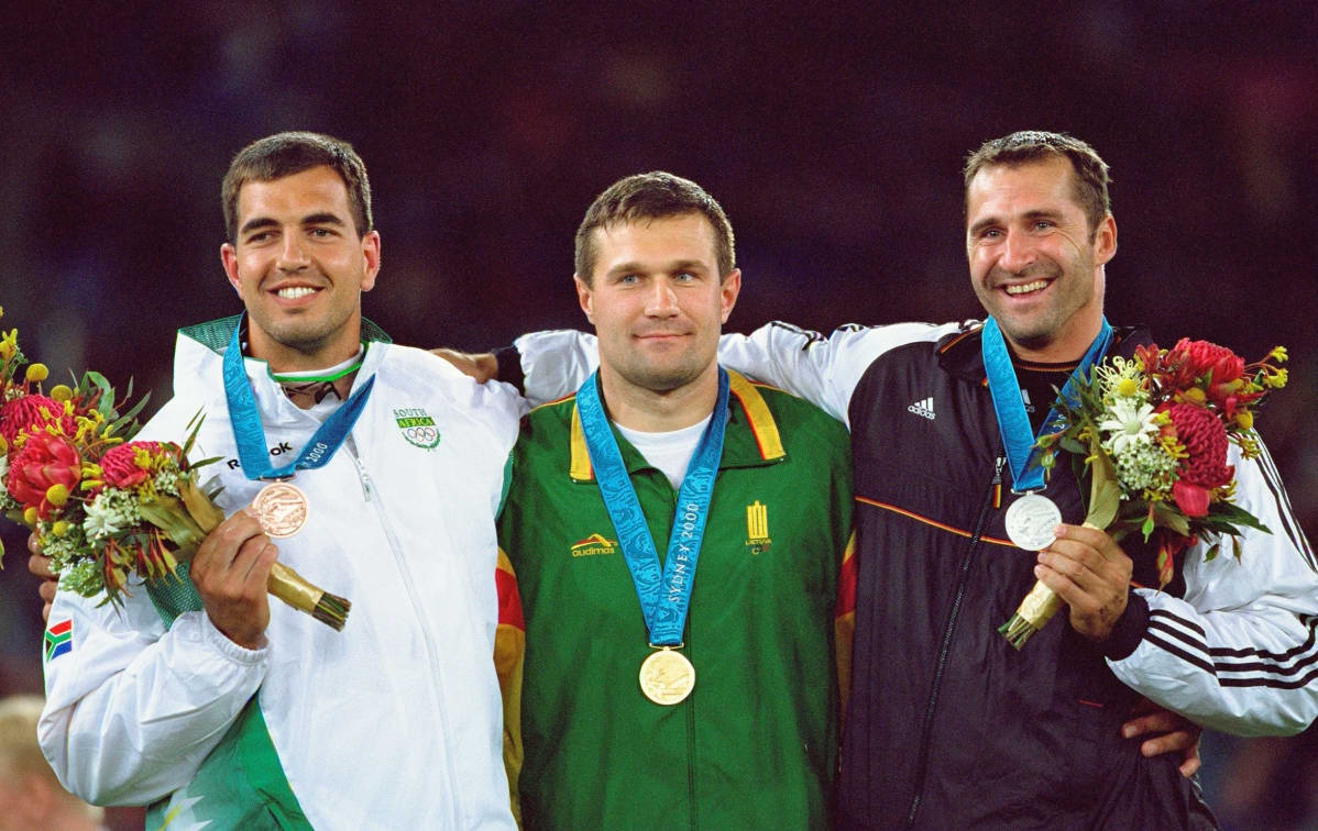 Frantz Kruger (vas.) saavutti kiekonheiton olympiapronssia Sydneyssä 2000. Kultaa kisassa kiskaisi Liettuan Virgilijus Alekna (kesk.) ja hopeaa Saksan Lars Riedel (oik.).