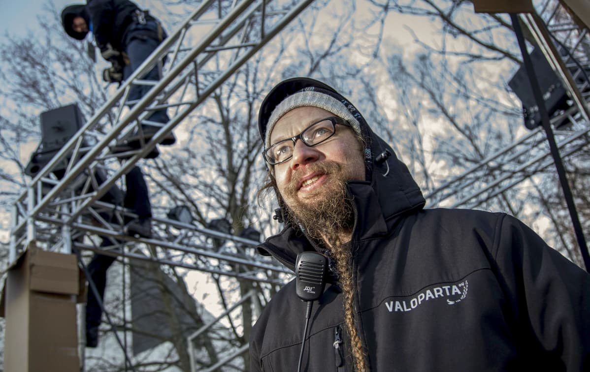 mies ja telineet rakenteilla