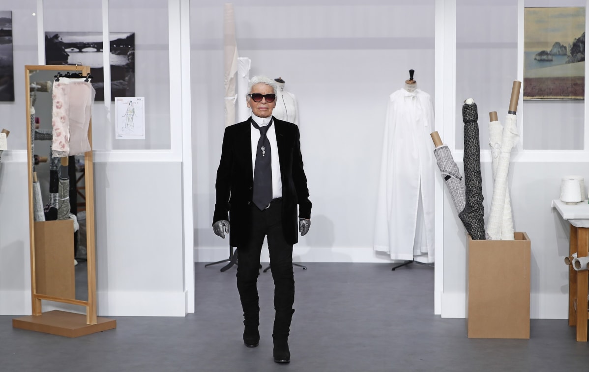 Karl Lagerfeldin oma tyyli oli helposti tunnistettava kovine, korkeine kauluksineen ja tummine laseineen.