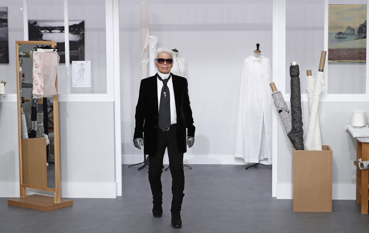 Karl Lagerfeldin oma tyyli oli helposti tunnistettava kovine, korkeine kauluksineen ja tummine laseineen.