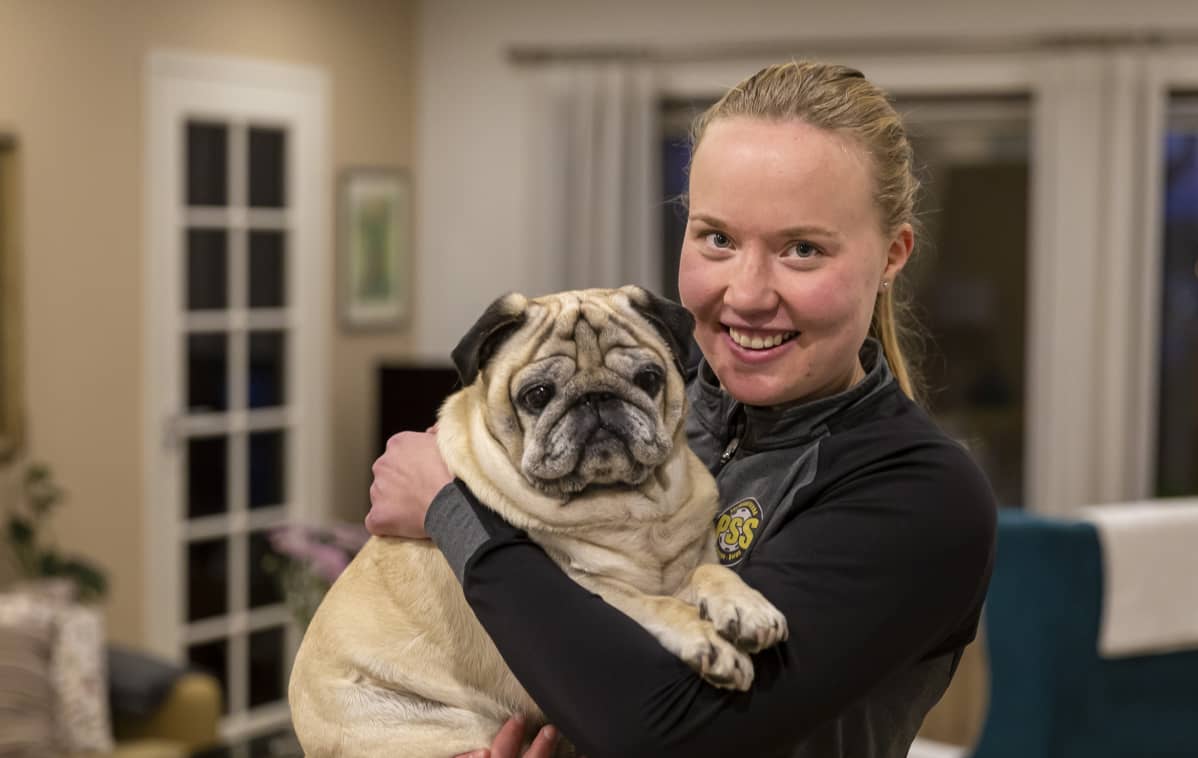 Ella Sundström ja Niilo-mopsi.