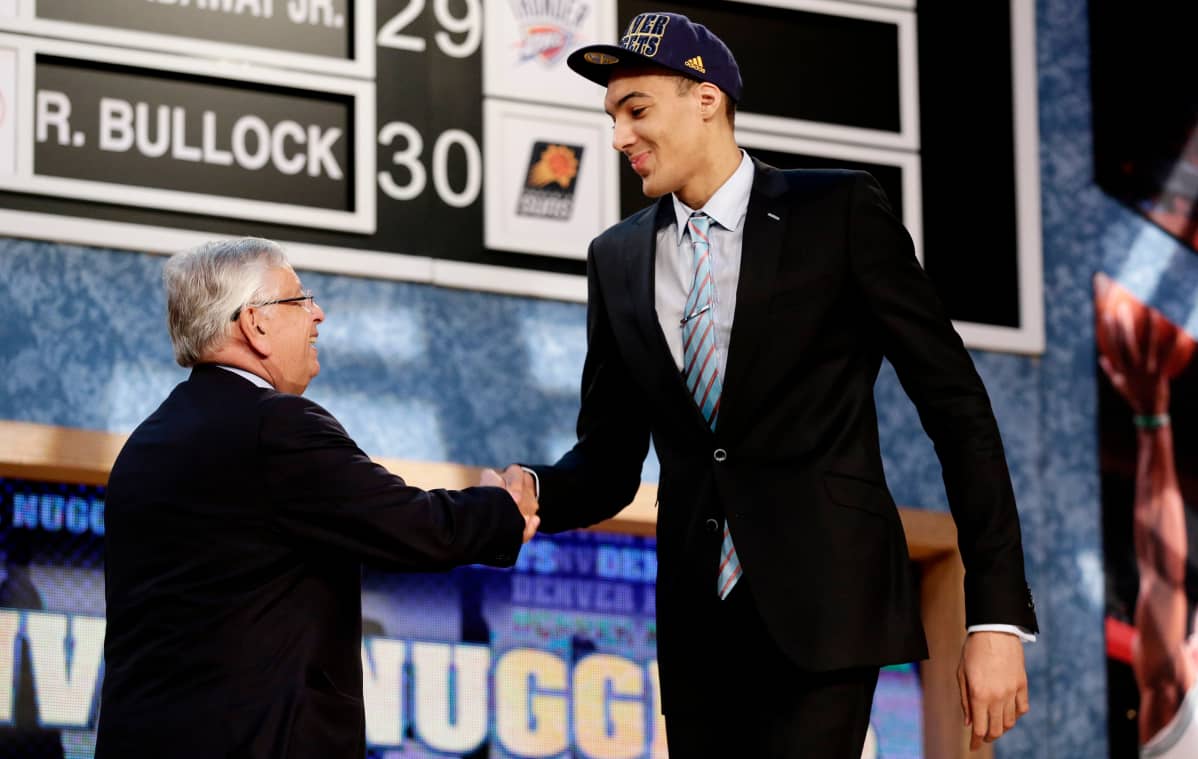 Kuvassa NBA:n komissaari David Stern kättelee Rudy Gobertia.