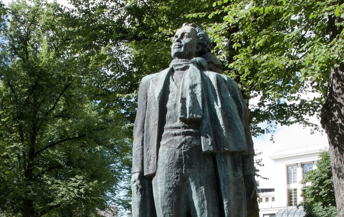 Eino Leinon patsas Helsingissä.
