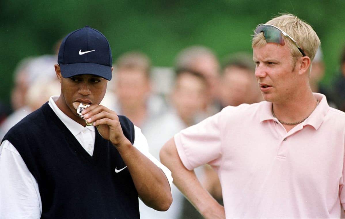 Golfin suuruus Tiger Woods ja parikymppinen Mikko Ilonen. Kuva vuodelta 2001, jolloin Ilonen aloitti ammattilaisena.