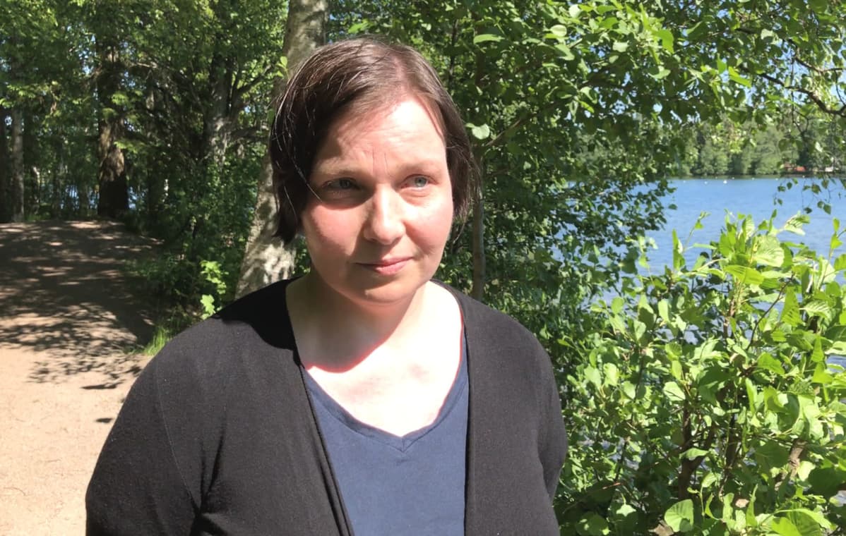 Nainen rannalla.