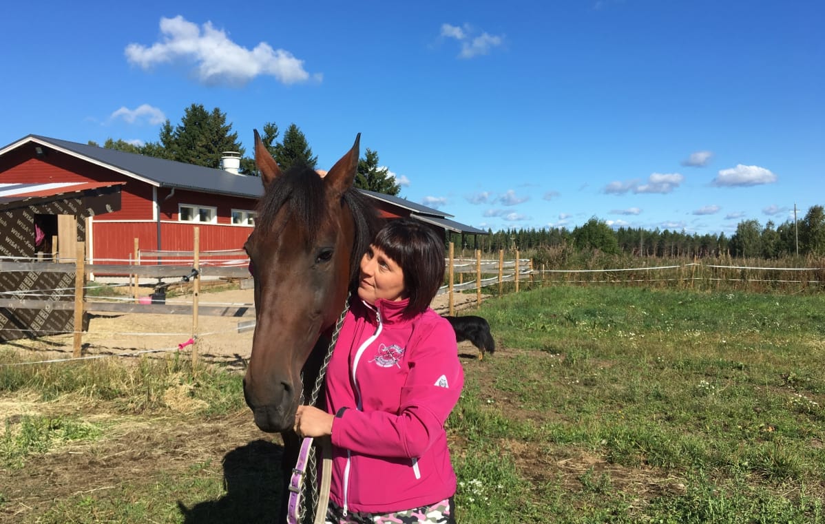 Ranch Kelly ja Anne Luttinen kotitarhassaan Mäntyharjulla.