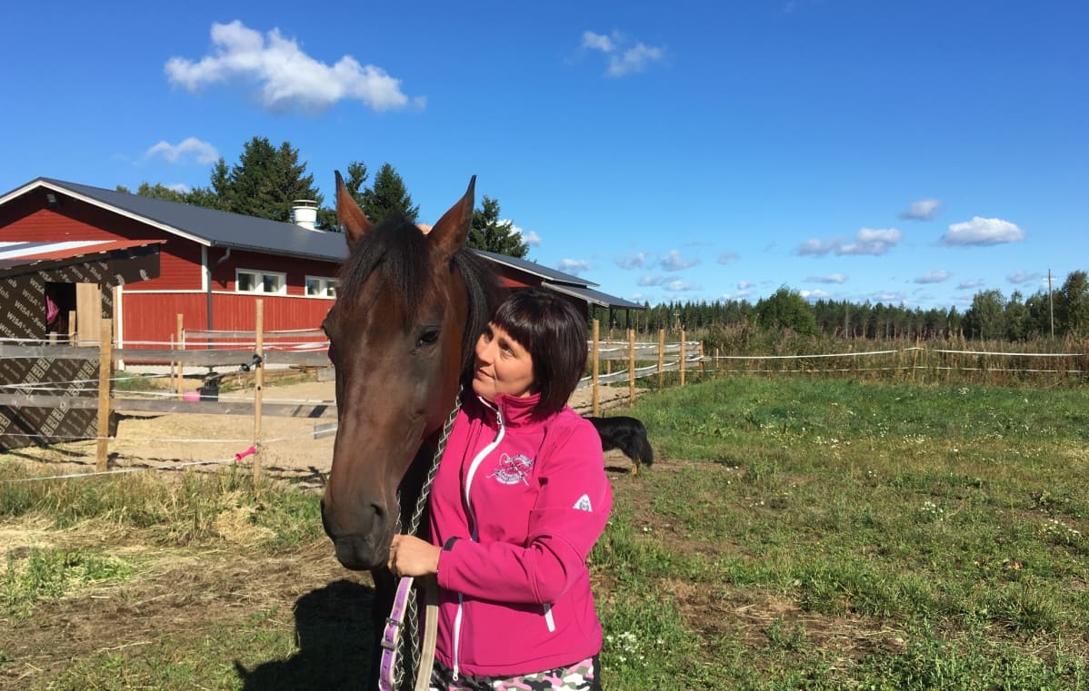 Ranch Kelly ja Anne Luttinen kotitarhassaan Mäntyharjulla.