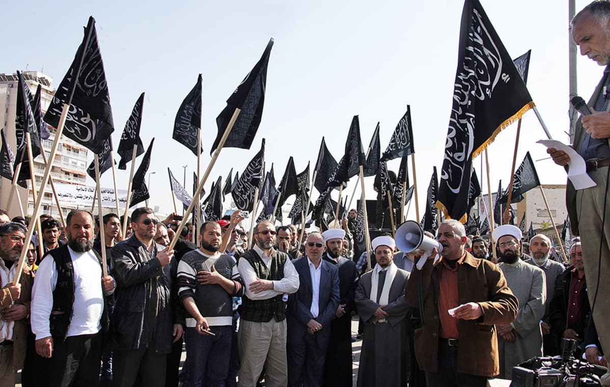 Islamistijärjstö Hizub At-Tahrin mielenosoitus Egyptin suurlähetystön edustalla Beirutissa, Libanonissa maaliskuussa 2011. Järjestö vaatti islamilaista kalifaattia ja vastustaa mielestään maallistuneiden arabivaltioiden hallituksia.