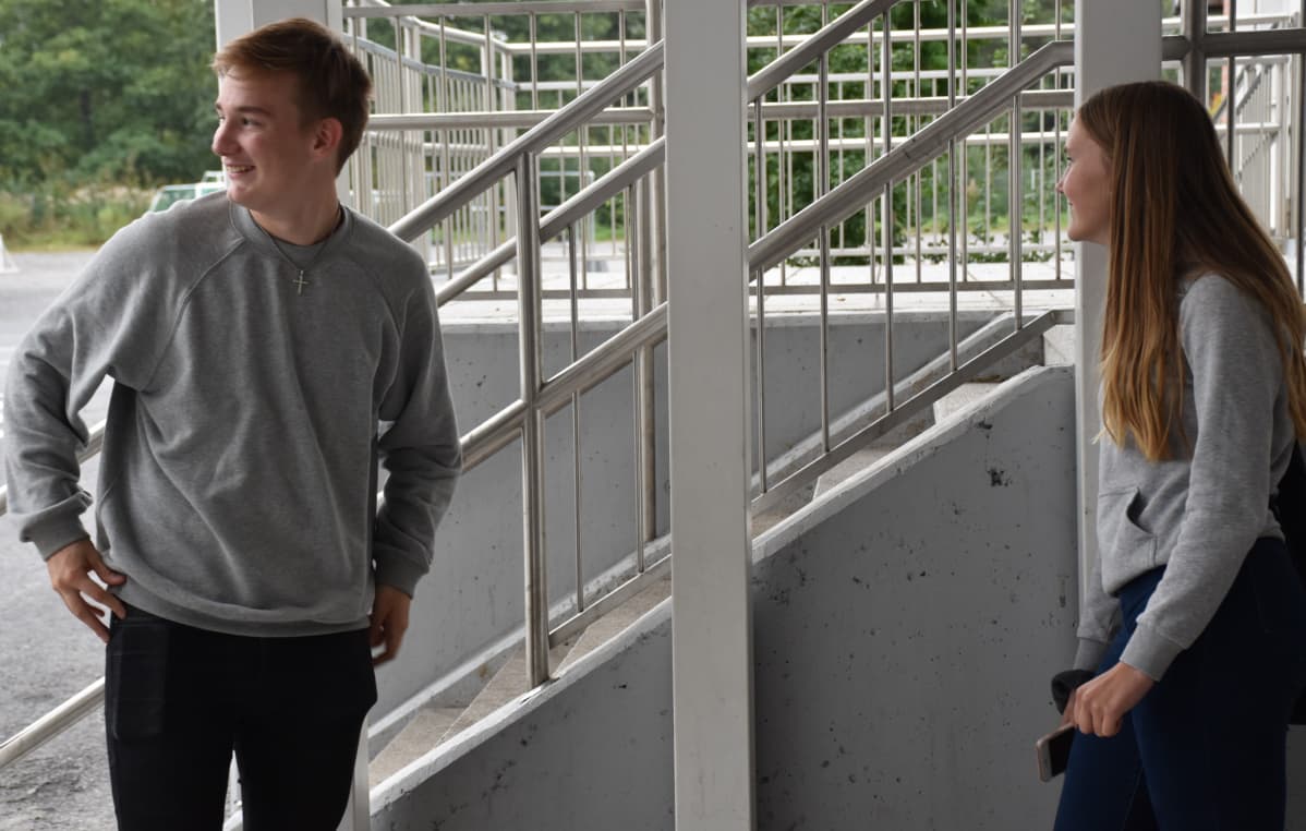 Elias Tanninen ja Kiia Kulosaari seisoskelevat ulkona.