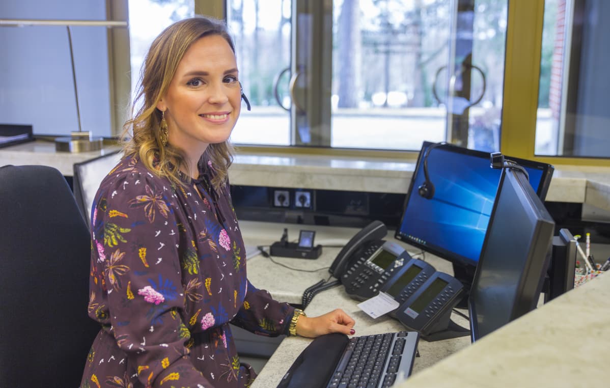 Emmi Sainio toimii Jehovan todistajien Suomen haaratoimiston vastaanottovirkailijana.