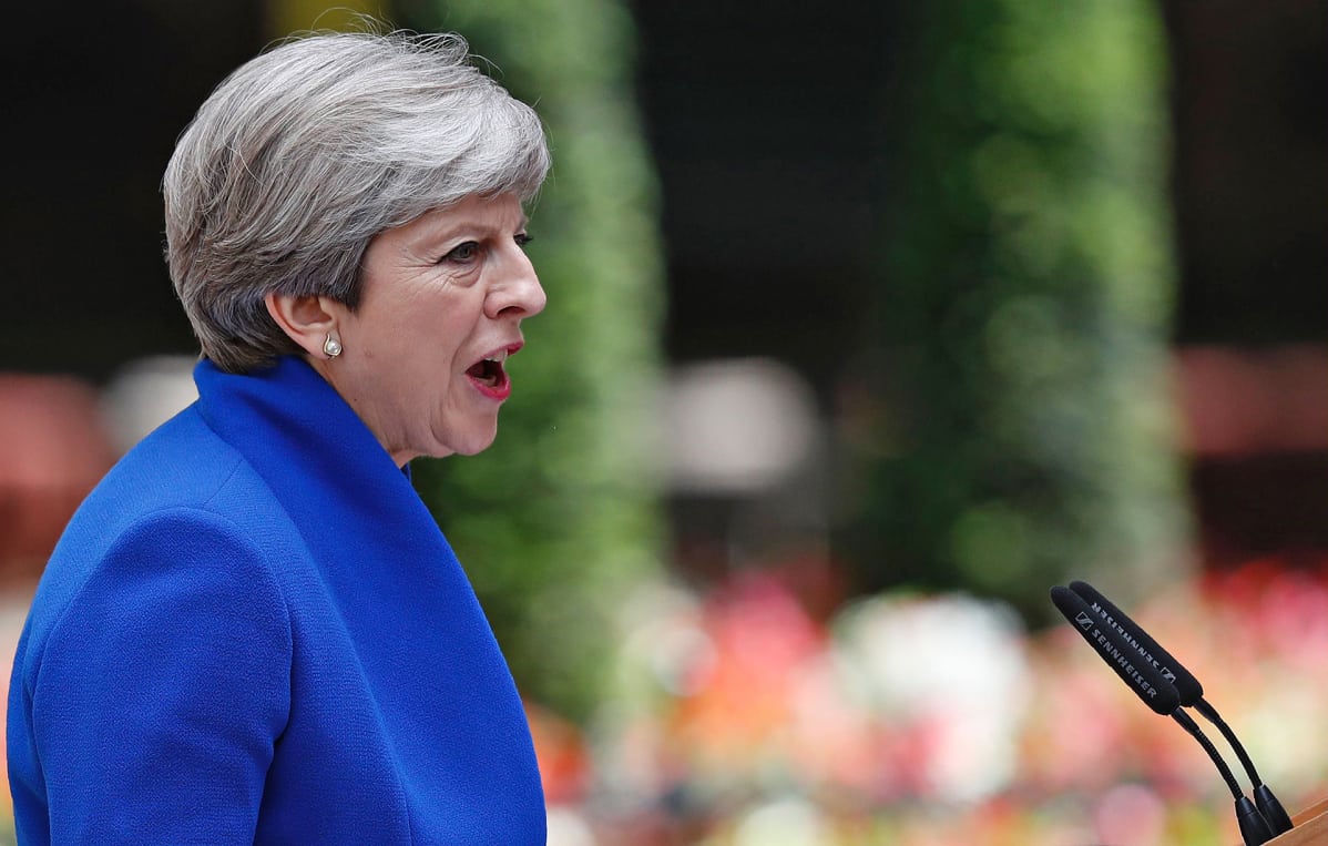 Britannian pääministeri Theresa May pitää puhettaan Downing Street 10:n edessä perjantaina 9. kesäkuuta 2017.