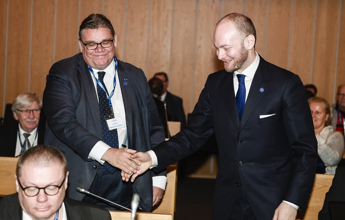 Sininen tulevaisuus puoluekokous. Kuvassa Timo Soini ja Sampo Terho.