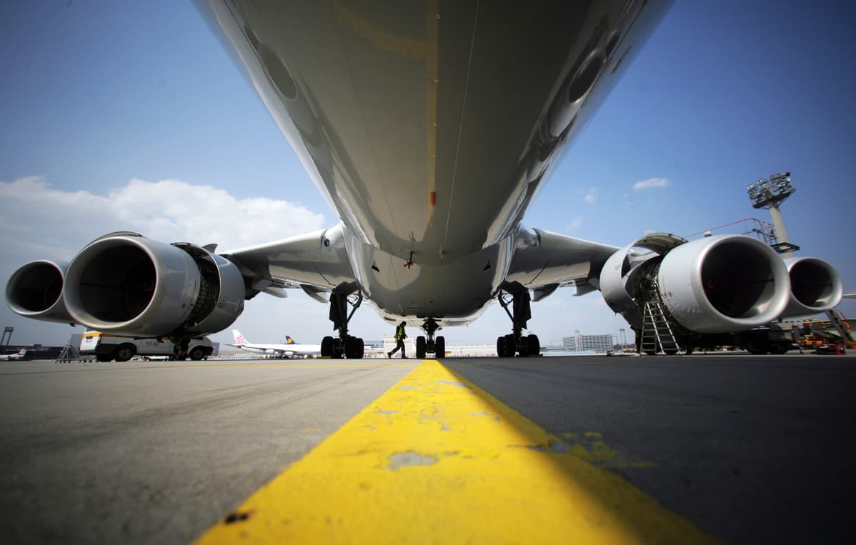 Airbus A340 -kone Frankfurtin lentoasemalla.