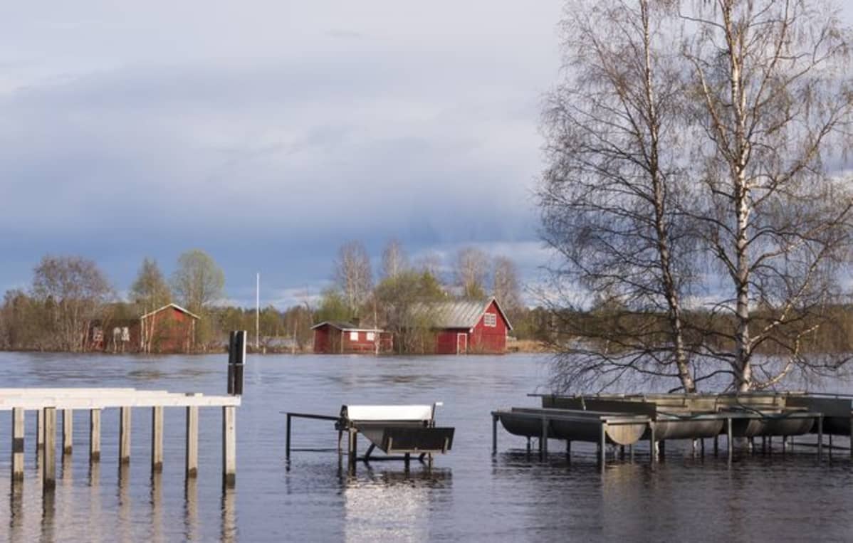 Kotisaaren rakennukset kastuivat.