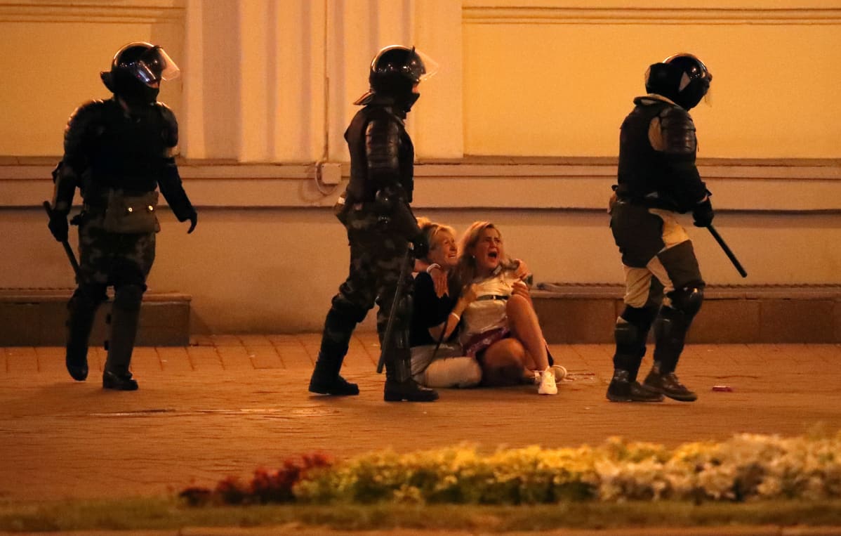 Mellakkapoliisit ohittivat maassa makaavia ja huutavia naisia