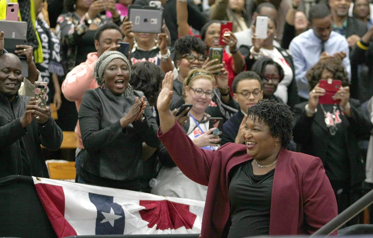 Stacey Abrams saapuu kampanjatilaisuuteen