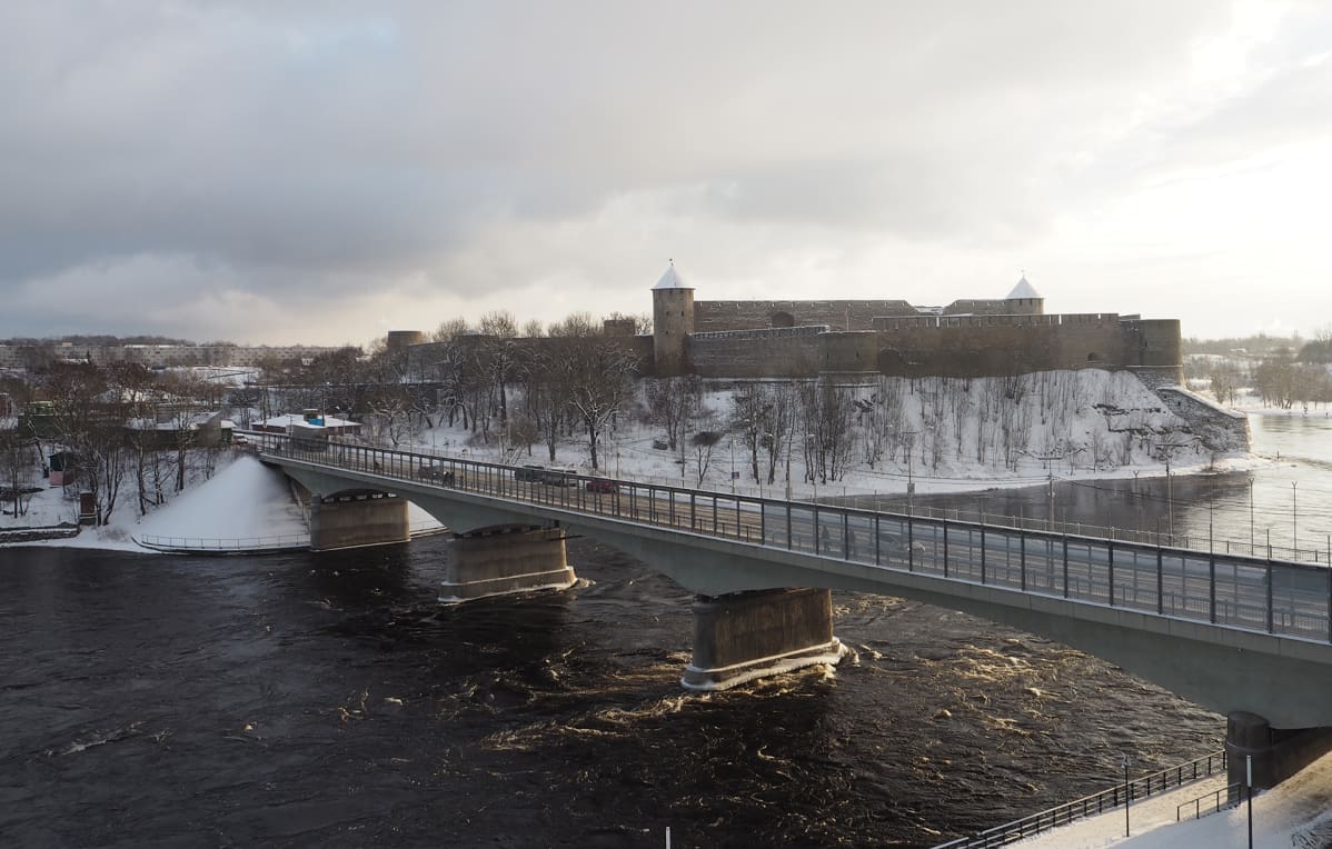 Narvan erottaa Venäjästä vain lyhyt silta.
