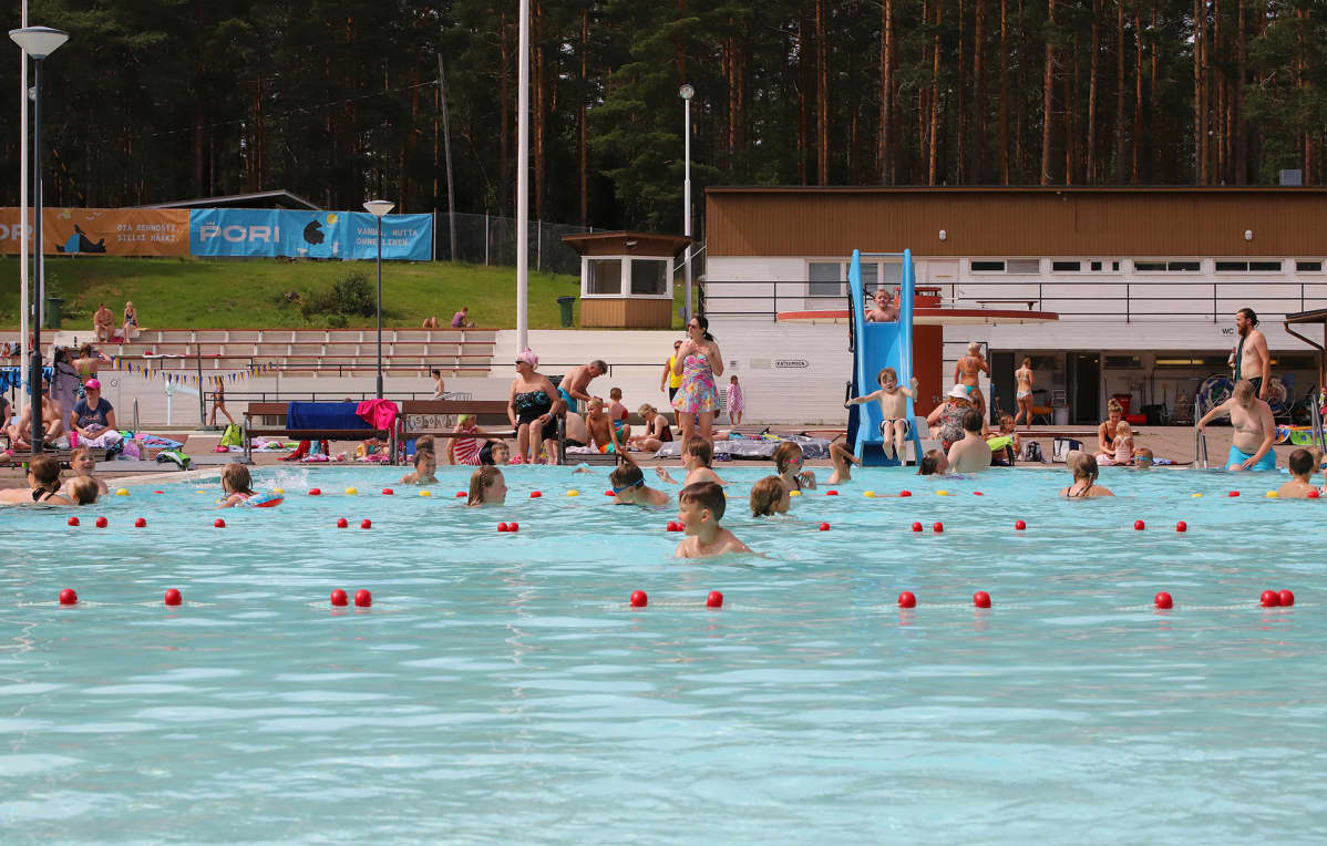 Aurinko houkuttelee vesipedot altaalle.