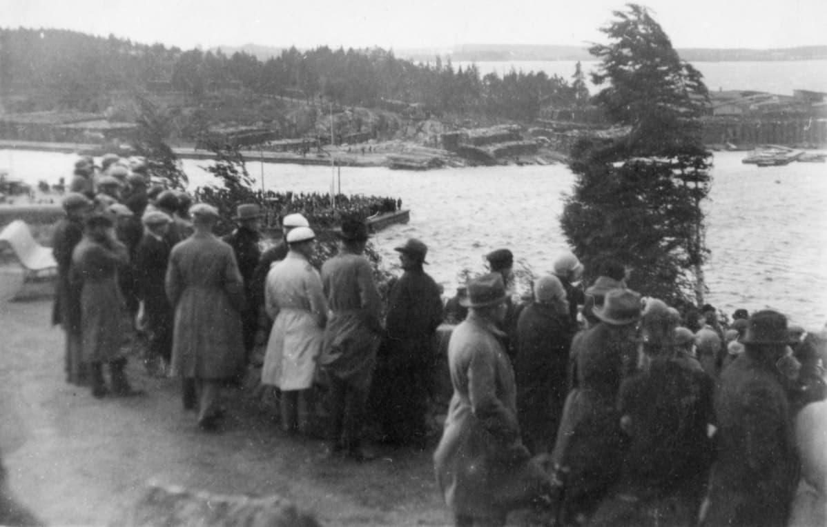 Ihmiset seuraavat Kurun pelastustöitä Mustanlahden satamassa ja Näsikalliolla