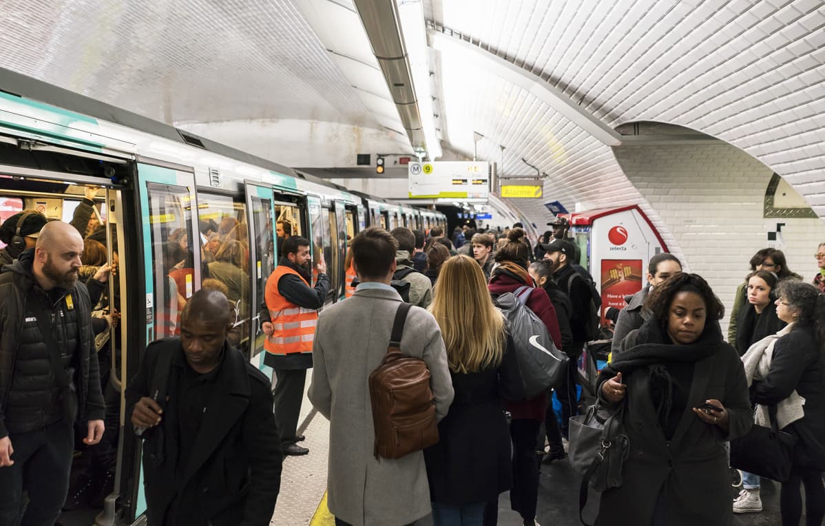Ruuhkaa metroasemalla Pariisissa.