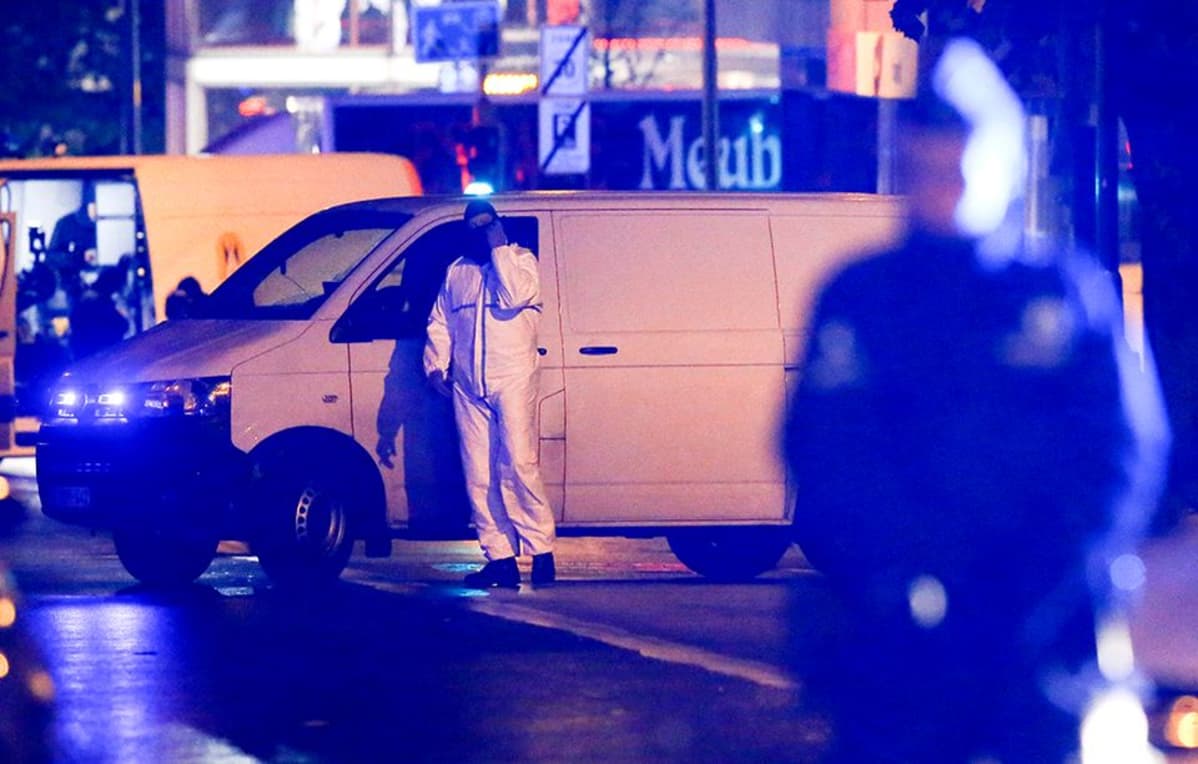 Poliisin tutkijat Molenbeekin kaupunginosassa Brysselissä.