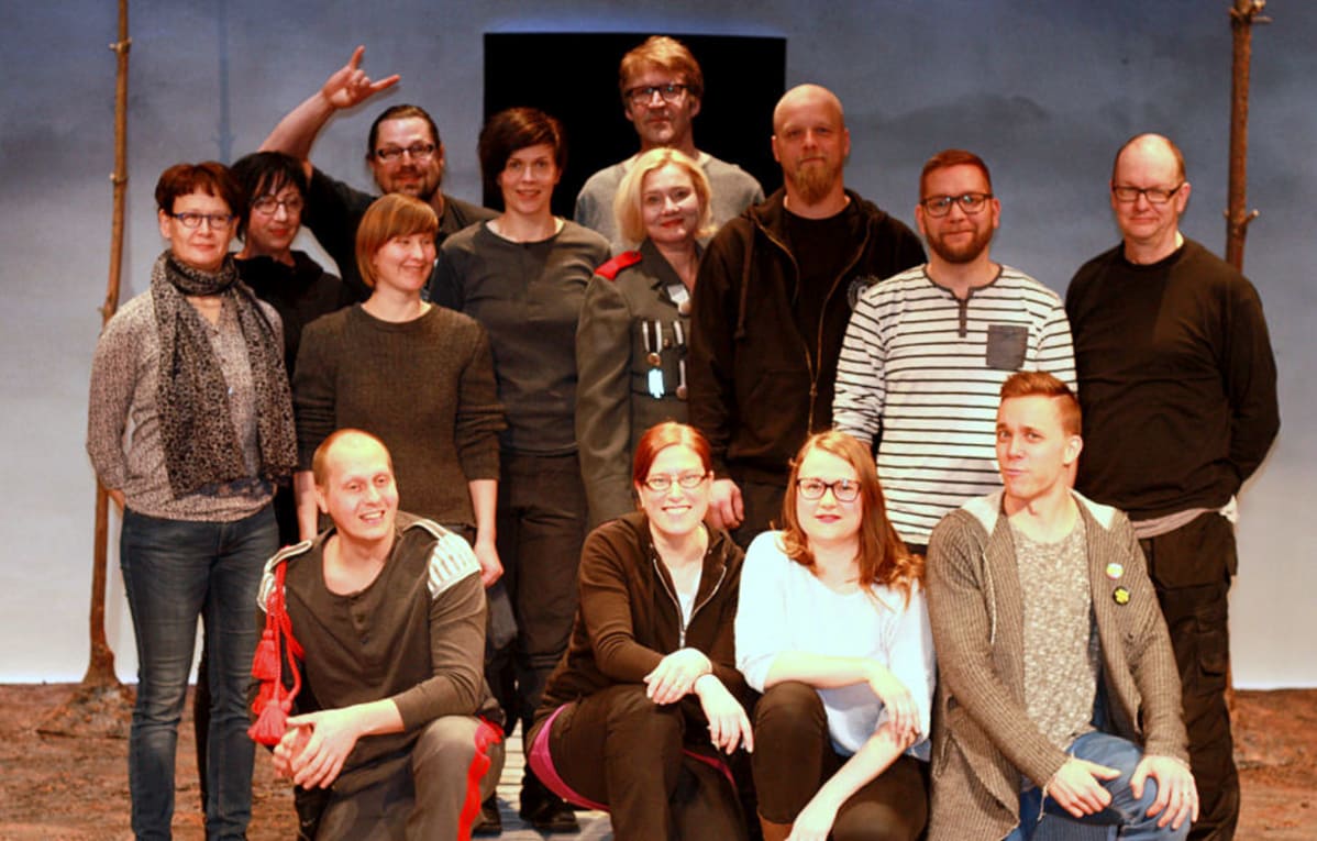 Sami Rauhala (takarivi vasen), Jouko Puolanto, Kirsi Ilmarinen (keskirivi vasen), Karita Fallström, Elina Snicker, Maija Siljander, Katja Peacock, Pasi Kyllönen, Osmo Kotonen, Kari Paukola, Juha Pulli (eturivi vasen), Maria Isotalo, Sanni Naukkarinen ja Matti Arnkil