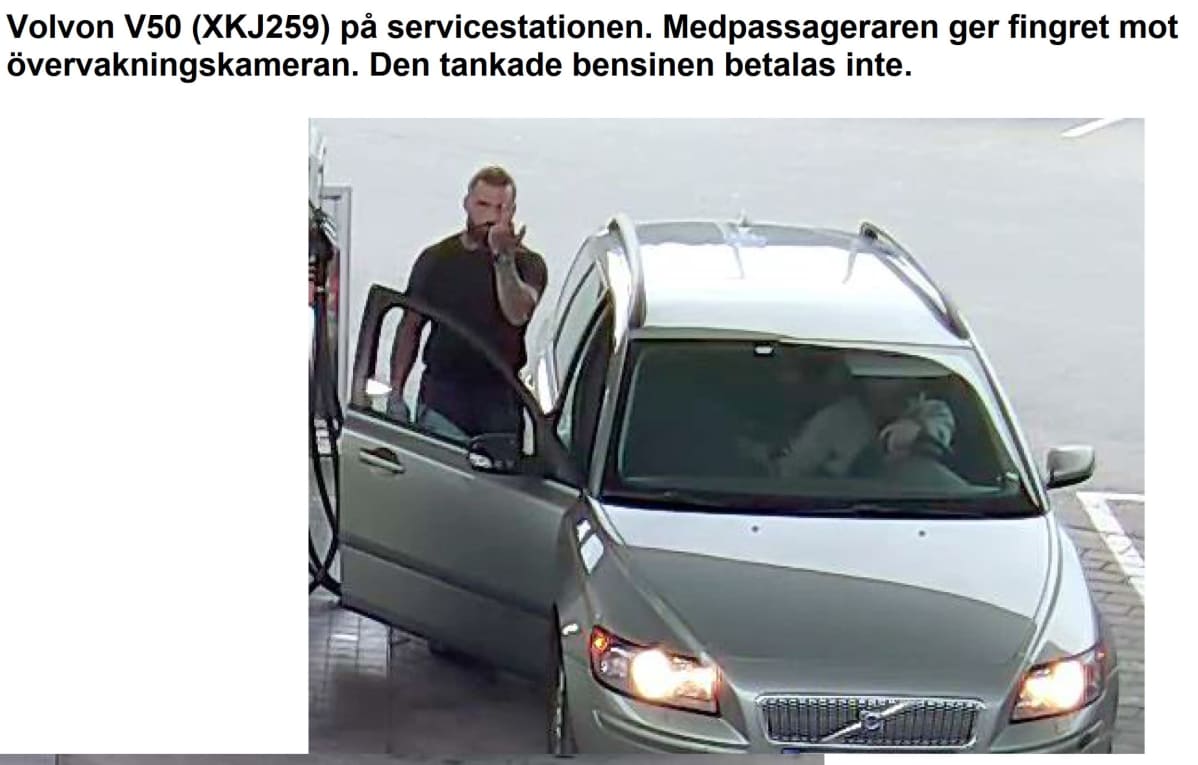 mies näyttää keskisormea