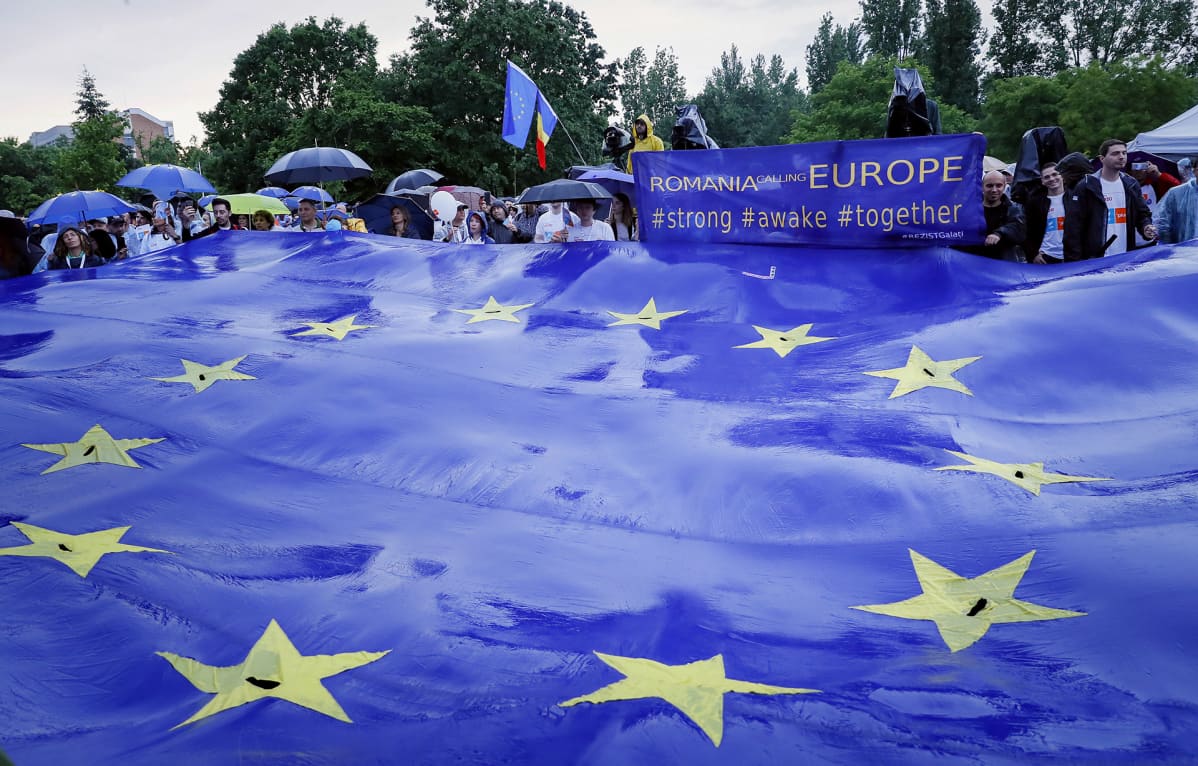 Euroopan unionin kannattajat kantavat todella isoa euroopan lippua Bukarestissa.