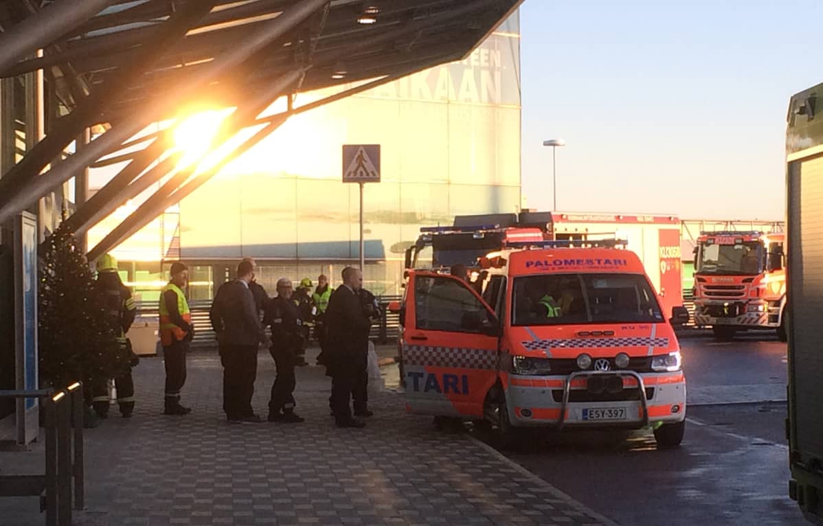 Hälytysajoneuvoja Helsinki-Vantaan terminaali 2:n edessä 1. joulukuuta.