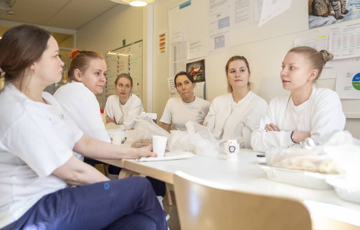 Laakson terveysaseman sairaanhoitajat ruokatauolla.