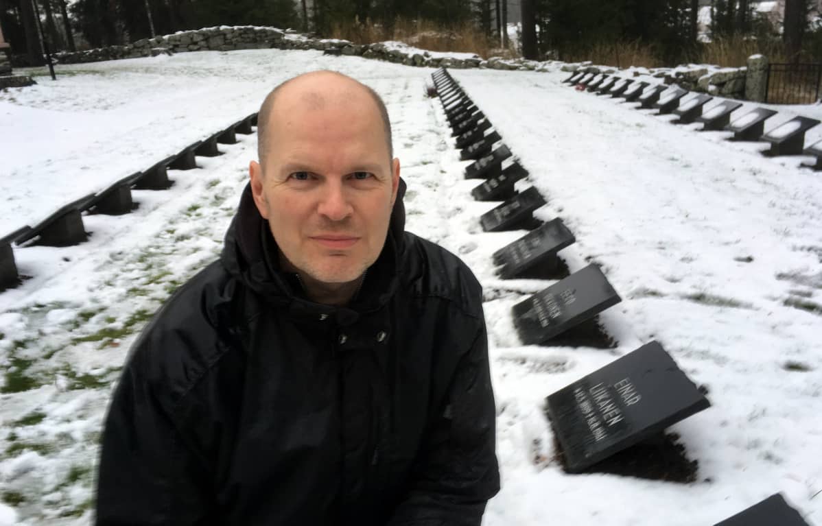 Mikko Laiho Anttolan sankarihautausmaalla.