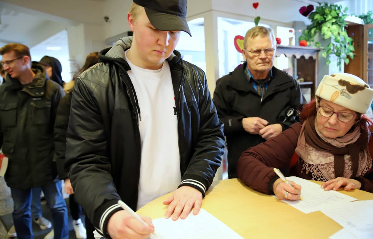 Kuntalaisaloitteen allekirjoittajia Hattulan kirjastossa