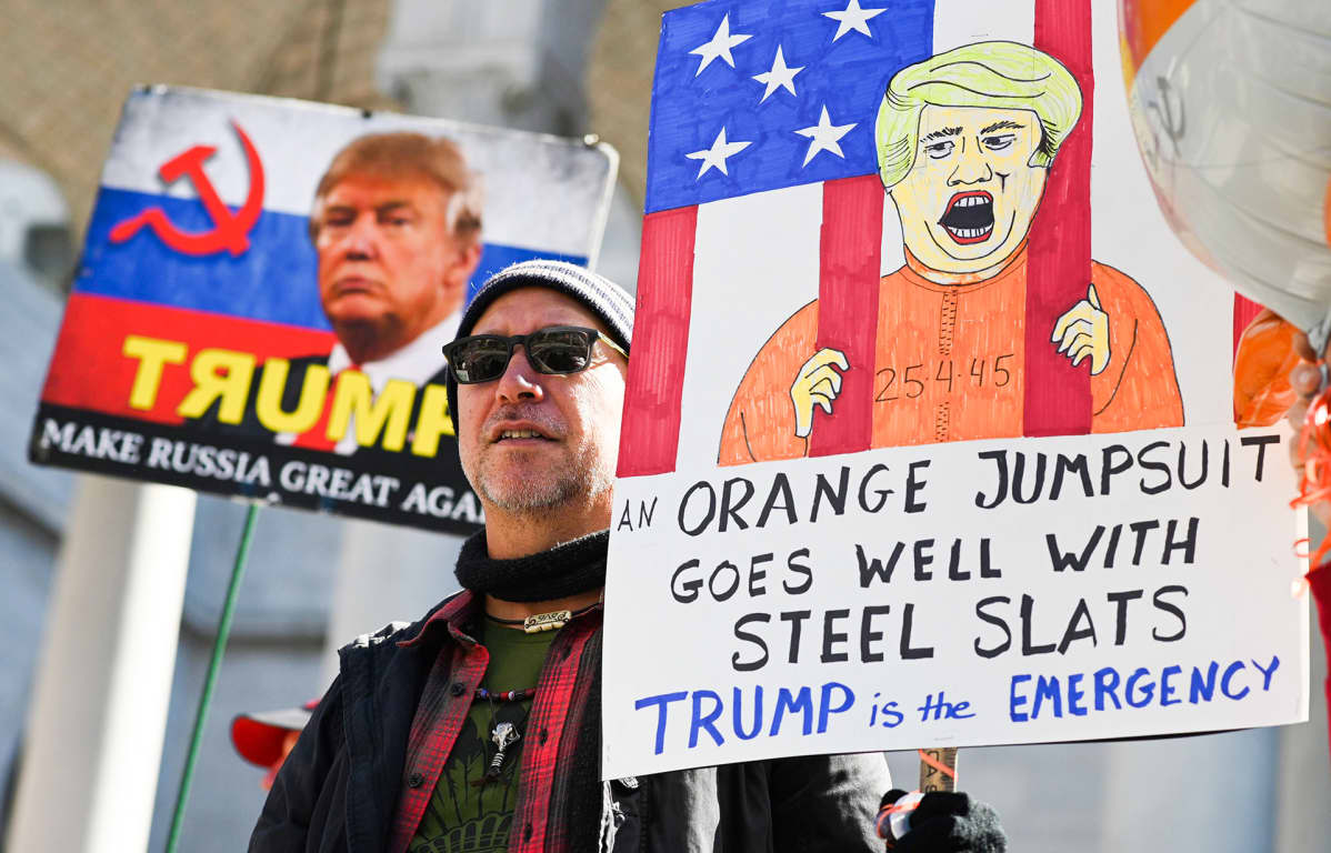 Ihmiset protestoivat Trumpin julistamaa hätätilaa vastaan